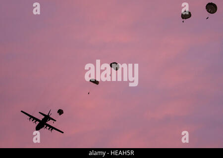 Marines springen von einer Luftwaffe c-130 Hercules in Yokota Air Base, Japan, 11. Mai 2016, während der Woche springen. Die Marines wurden von der 3. Reconnaissance Battalion, 3. Marineabteilung, III. Marine Expeditionary Force und der c-130 wurde beauftragt, die 36. Airlift Squadron in Yokota AB. Das Training nicht nur erlaubt, die Marines, Praxis zu springen, aber es erlaubt auch Yokota Besatzungen Praxis Flug Taktik und zeitlich-Paket fällt. Yasuo Osakabe) Stockfoto