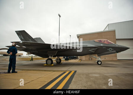 US Marine Oberstleutnant j.t. "Tank" Ryan, Marine Fighter Attack Training Squadron 501 Abteilung Kommandant und f-35-Pilot, liefert die erste Marinekorps F - 35 C Lightning II Träger Variante an Navy Angriff Fighter Squadron 101 auf der Eglin Air Force Base, Florida, 13. Januar 2015. Ryan flog das Flugzeug von der Lockheed Martin-Anlage, Fort Worth, Texas, als das erste von fünf Marinekorps F - 35C Modell Flugzeugen an die VFA-101 ausgeliefert werden. Die F - 35C-Modell bringt 25 Prozent mehr Reichweite und einen größeren Waffenschacht. Es erlaubt auch das Marine Corps zu fliegen an Bord Navy Flugzeugträger, der nach wie vor eine effektive Stockfoto