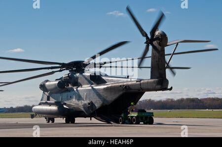 FEMA Urban Search and Rescue Personal nutzt Geländefahrzeuge und CH-53 Sea Hallion Helikopter, um Personal und Ausrüstung für Hurrikaneinsätze auf der Joint Base McGuire-Dix-Lakehurst zu transportieren. Stockfoto