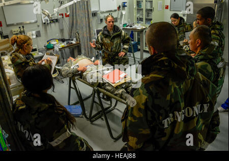 Capt Regan Lyon, 51. medizinische Operations Squadron medizinischen Notarzt, Schriftsätze ihr Team bei der Versorgung der Patienten während der wachsam Ace 16 Übung auf Osan Air Base, Südkorea, 3. November 2015 zu simulieren. Die Übung ist eine jährliche Halbinsel-weite-Operation verwendet, um die USA und ROK Allianz durch operative und taktische Ebene gemeinsame Gefechtsausbildung zu verbessern. Die MDOS Flieger nutzen die Übung, um perfekte realen Fähigkeiten durch aktives Rollenspiel mit simulierten Patientenversorgung. Senior Airman Kristin High) Stockfoto