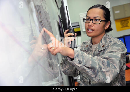 US Air Force major Jennifer L. Lavergne Plotten und über Funk Rasterkoordinaten auf einer Karte als Teil ihrer Aufgaben als Medical Service Corps Officer bei der 386th Expeditionary Medical Group, 2. November, an einem unbekannten Ort im Südwesten Asien. Lavergne bereitgestellt wird derzeit vom gemeinsamen Basis Andrews, MD. Stockfoto