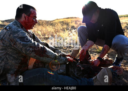 Staff Sgt Jeremy Davidson, 92. Aerospace Medicine Squadron Volksgesundheit Techniker, gilt eine Blutsperre für eine simulierte Wunde auf ein Opfer an die medizinische Station von AMDS Monster Mash 30. September 2015, Fairchild Air Force Base, Wash-Mitglieder aus den 396th unterstützen Krankenhaus Armee Kampfreserven vorausgesetzt medizinische Ausbildung, die Veranstaltung zu unterstützen. Senior Airman Janelle Patiño) Stockfoto