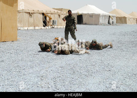 Afghanischen nationalen Sicherheitskräfte evakuieren einen Unfall durch niedrige kriechen, während ein Lehrer in einer Übung im Verlauf Combat Medic im regionalen militärischen Training Center, 14. Mai 2011, in Kandahar, Afghanistan beobachtet.  Die RMTC Medic Kurs trainiert Soldaten der afghanischen Nationalarmee und die afghanische Polizei.   Tech Sgt. Adrienne Brammer) Stockfoto