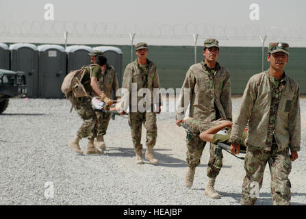 Am 18. Mai 2011 übten Soldaten der afghanischen Nationalarmee die Evakuierung von Unfällen während der letzten Übung des Kampfmedizinischen Kurses im regionalen Militärschulungszentrum in Kandahar, Afghanistan, um sich auf medizinische Operationen vorzubereiten. Stockfoto