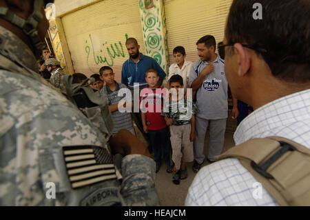 Irakische Kinder und lokale Anbieter von Hawijah, Irak nutzen Sie die Gelegenheit, mit US Armee Generalleutnant Lloyd J. Austin III, Multi-National Corps-Irak Kommandierender General bei seinem Besuch in der Stadt, 13. Mai 2008 zu sprechen.  Staff Sgt. Ave I. Pele-Sizelove/freigegeben) Stockfoto