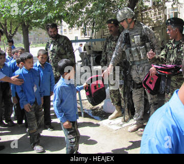 KABUL, Afghanistan - Mitglieder der afghanischen Air Corps und Combined Air Power Übergang Force bieten, dass dringend benötigte Schulmaterial zur Ahmad Jaweed Schule befindet sich im Bezirk 15, etwa 2 Meilen nördlich von Kabul International Airport und die Heimat des afghanischen Air Corps am 7. Juni 2010. (Kapitän Rob Leese /) Stockfoto