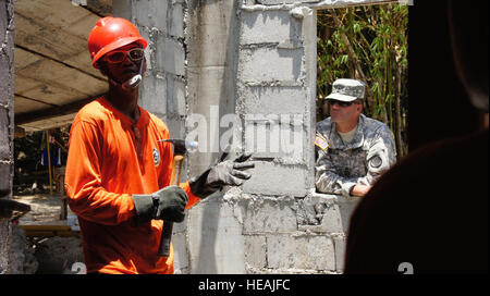 Sgt. 1. Klasse Tim Borton Hawaii Nationalgarde CERF-P Suche und Gewinnung Team Diskusse richtigen Verbau Techniken mit einem Mitglied des philippinischen Militärs, 2013 11. April 2013, Subic Bay Philippinen. Hawaii Army National Guard Such- und Experten sind die Fähigkeiten ihrer philippinischen counter Teile am zweiten Tag des Austausches Geschick vor einem zweitägigen Geschick Auswertung als Teil des Balikatan erfrischend. (TSgt Andrew Jackson) Stockfoto