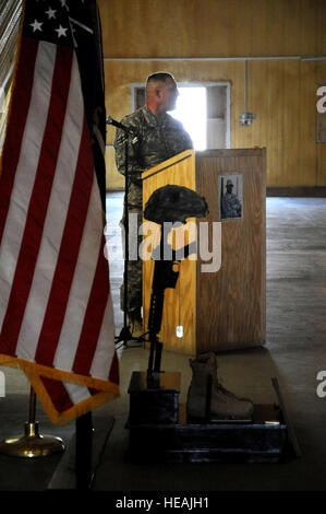 Ein Soldat aus Georgien Army National Guard hält eine Rede zu Ehren des Staff Sgt Alex French während einer Gedenkfeier Okt. 4 Camp Clark, Afghanistan. Der Soldat, der diente als team eine Infanterie-Führer wurde von einem Selbstmord Fahrzeug geboren improvisierten Sprengkörpern Sept. 30 gefallen. Stockfoto