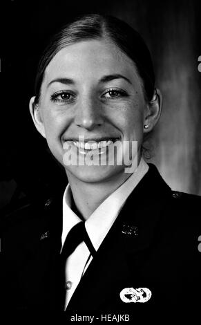 US Air Force 2nd Lt. Keisha Pearson, posiert für ein Foto in Langley Air Force Base, 28. August 2013. Pearson war in der High School während der Anschläge vom 11. September und lebhaft erinnert sich, wie die Ereignisse ihres Lebens beeinflusst. (US  Illustration von Staff Sgt Jarad A. Denton Stockfoto