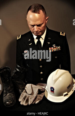 U.S. Army National Guard Chief Warrant Officer 4 Clifford Bauman, reflektiert bei Langley Air Force Base, VA., 22. August 2013, Stiefel, Handschuhe und Mütze trug er während der Suche und Rettung Missionen im Pentagon, Washington, D.C., der Terroranschläge am 11. September 2001. Nachdem die Missionen vorbei waren, Bauman die Arbeitskleidung im Schrank platziert und berührte sie nicht erst 12 Jahre später wieder. (US  Illustration von Staff Sgt Jarad A. Denton Stockfoto