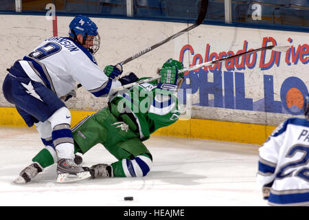 U.S. Air Force Academy Sophomore Verteidiger Brandon Johnson drängelt für den Puck mit Planck linken Flügel Nick Vandenbeld 2. November in der Cadet Ice Arena in Colorado. Die Lakers nahm den Opener der Baureihe zwei Spiele am Wochenende, 5-3, aber die Falcons packte den zweiten 6-2.  Armer David) Stockfoto