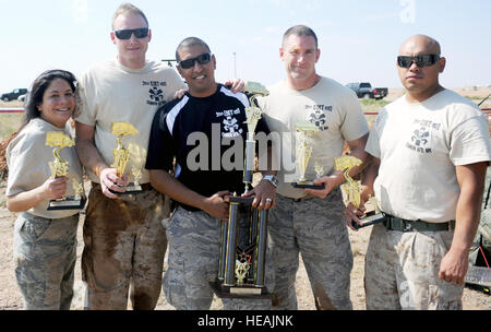 Ersten Platz Gewinner des 2012 Emergency Medical Technician Rodeo war ein Team aus der medizinischen Ausbildung und Training Campus auf gemeinsamer Basis San Antonio-Fort Sam Houston. Von links ist techn. Sgt Dahlia Gonzalez, Hospital Corpsman 2. Klasse Jeffery Leemauk, Staff Sgt Robert Rangel, Staff Sgt Brett Wolfe und Hospital Corpsman 1. Luis Rodriguez. Stockfoto