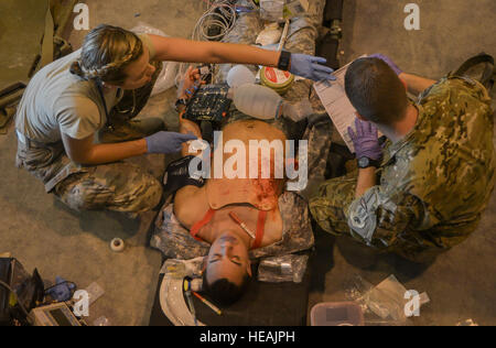 Capt Laura Yaris, Mitglied der Mobile Bereich OP-Team arbeitet auf der Stabilisierung eines simulierten Patienten während eines medizinischen Trainings auf der Al Udeid Air Base, Katar, 27. Februar 2014, um auf lebensrettenden Fähigkeiten zur Verwundeten Krieger zu arbeiten. Ein MFST ist eine Gruppe von Medizinern, die vorwärts Operationen des US Central Command Gebiet der Verantwortung und der Operation Enduring Freedom durch voraus Trauma Life Support und Intensivpflege für Service-Mitglieder, die im Kampf verwundet zu unterstützen. Mobile Einsatzteams chirurgische handeln als einen Übergangspunkt Patienten erreicht man die nächste Stufe der Pflege und stabil Stockfoto