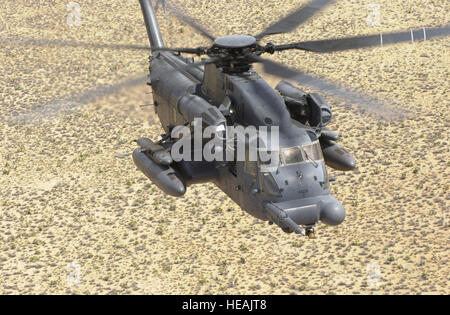 Ein 58. Special Operations Wing, 551st Special Operations Squadron, MH-53J Pave Low IIIE fliegt eine Ausbildungsmission in der Nähe von Kirtland Air Force Base, NM. Die MH-53J Mission ist es, Low-Level-, Langstrecken, unbemerkt eindringen in verweigert Gebieten, Tag oder Nacht, bei schlechtem Wetter, für Nachschub von Spezialeinheiten, Infiltration und Exfiltration durchführen. Der MH-53J Pave Low III Schwerlast-Hubschrauber ist der größte und leistungsfähigste Hubschrauber der Luftwaffe bestand und die technologisch fortschrittlichsten Hubschrauber der Welt. Die Gelände-Folgendes, Gelände-Vermeidung Radar und vorwärts-looki Stockfoto