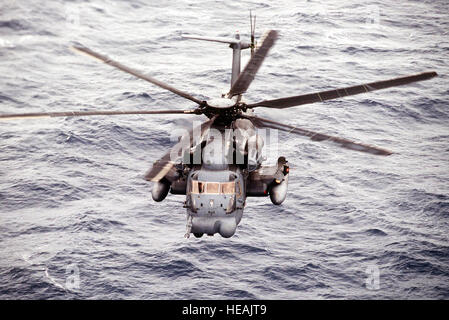 Die MH-53J Mission ist es, Low-Level-, Langstrecken, unbemerkt eindringen in verweigert Gebieten, Tag oder Nacht, bei schlechtem Wetter, für Nachschub von Spezialeinheiten, Infiltration und Exfiltration durchführen. Der MH-53J Pave Low III Schwerlast-Hubschrauber ist der größte und leistungsfähigste Hubschrauber der Luftwaffe bestand und die technologisch fortschrittlichsten Hubschrauber der Welt. Seine Gelände-Folgendes, Gelände-Vermeidung Radar und zukunftsweisenden Infrarot-Sensor, zusammen mit einer projizierten Kartenanzeige aktivieren die Crew zu folgen Geländekonturen und Ausweichen vor Hindernissen, um Low-Level-penetratio Stockfoto