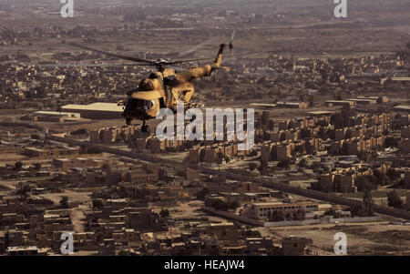 Ein irakische Armee Aviation Command Mi-171E Hubschrauber geflogen von einem irakischen Piloten und Captain Bill Root, US Air Force Berater Co-Pilot, zurück zur Basis nach Durchführung Truppe Einfügung Ausbildung an eine vorgeschobene operativen Basis in der Nähe von Bagdad International Airport 2. März. US Air Force Piloten und Antenne "Gunners" zugewiesen, Irak Training und beratende Mission - Air durchgeführten training mit ihren irakischen Partnern, ihre Kenntnisse auf verschiedenen Taktiken, Techniken und Verfahren zu verbessern. Stockfoto