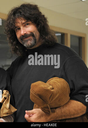 Professioneller Ringkämpfer Mick Foley posiert für ein Foto mit Armee Spc. Donald Woodard während eines Besuchs in der Mitte für die Intrepid in San Antonio, Texas, 26. September 2008. Stellvertretender Vorsitzender der Joint Chiefs Of Staff U.S. Marine General James E. Cartwright und Foley besuchten Verwundeten Krieger und lernte über ihre Gesundheitsvorsorge.  Air Force Master Sgt. Adam M. stumpf. (Freigegeben) Stockfoto