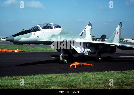Auf der Landebahn wird während der Farnborough International Air Show ein sowjetisches Kampfflugzeug MiG-29A Fulcrum gezeigt, das die Fähigkeiten der militärischen Luftfahrt und das Design von Kampfflugzeugen demonstriert. Stockfoto