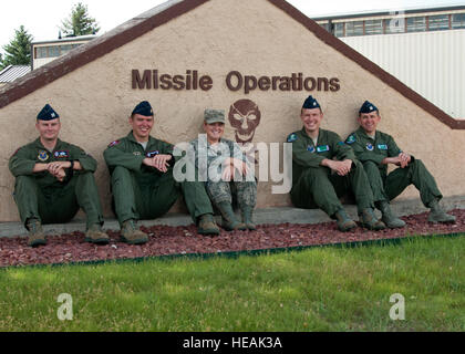 Von links: Captain Daniel Cook, 90. Operations Support Squadron; Generalmajor Thomas Perry, 320th Missile Squadron; Staff Sgt Jennifer Cornett, 321st Missile Squadron; zusammen mit Capts. Sitzen Sie Bennett Johnson und Joshua Wenta, 321st MS, die 90. Betriebsgruppe Hinweistafel, 15. Juli 2015. Diese Flieger rettete fünf Personen im Vormonat auf eine TDY in Florida.  Airman 1st Class Malcolm Mayfield Stockfoto