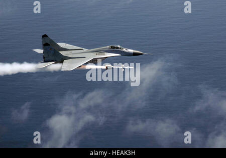 Ein Sowjet-errichtet MiG-29 Fulcrum Kämpfer geflogen von großen (MAJ) Peter Meisberger aus Deutschland (DEU) 73. Fighter Wing (FW), Laage Air Base (AB), Deutschland, feuert einen Radar geführte AA-10 "Alamo" kurz-Burn Luft-Luft-Rakete in einem QF-4 "Rhino" Full-Scale aerial Target Drohne während einer live-Feuer Waffen Ausbildungsmission. Stockfoto