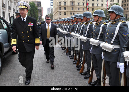 Vorsitzender der Joint Chiefs Of Staff U.S. Marine Admiral Mike Mullen geht vorbei an einer Formation von chilenischen Truppen in Santiago, Chile, 3. März 2009. Der Vorsitzende besuchte das Land mit chilenischen Beamten zu treffen und sprechen an der chilenischen Army War College.  Air Force Master Sgt. Adam M. stumpf. (Freigegeben) Stockfoto