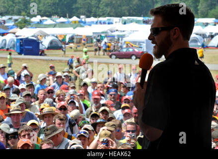 NASCAR-Rennfahrer Dale Earnhardt Jr., kamen auf den Boy Scouts of America 2010 National Scout Jamboree Pfadfinder und Mitarbeiter, 29 Juli besuchen. Jeff Gordon, ein anderer NASCAR-Fahrer, besucht als auch. Stockfoto