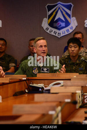 Generalleutnant Terrence O'Shaughnessy spricht mit Führungskräften aus den USA und der Republik Korea Air Forces während der Air Boss Konferenz auf Osan Air Base, RoK, 17. Juli 2015. Die jährliche Konferenz, veranstaltet von der Air Component Command Kommandeur ist ein Bi-lateralen Forum zwischen USA und RoK Kräfte unter der Ägide der Vereinten Kräfte auf der Halbinsel. Die Konferenz spielt eine entscheidende Rolle bei der Zusammenführung von Kommandanten von beiden auf und vor der Halbinsel. Jeder der Kommandeure konnten Kräfte zur Unterstützung einer möglichen Krise oder Konflikt in die Republik Korea senden. O' Shaughnessy ist der stellvertretende Befehlshaber, Vereinten Nationen Comman Stockfoto