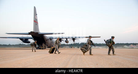 US-Militärangehörige ausführen ein Motorlauf Offload aus eine US Luftwaffe C-130J Hercules-Flugzeuge auf Geronimo landing Zone während eines Feld-Trainings an der gemeinsamen Readiness Training Center (JRTC), Fort Polk, Louisiana, 11. Oktober 2012. JRTC 13-01 dient zur Vorbereitung und US militärischen Service-Mitglieder in einer simulierten Kampf Umgebung zu erziehen.  Staff Sgt Matthew Smith Stockfoto