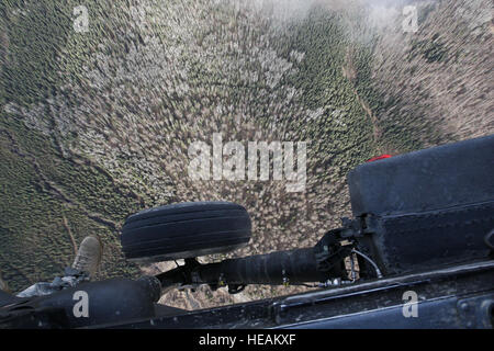 Soldaten der Mobile Pathfinder Kurs erhalten eine Birdseye-Ansicht von 1.500 Fuß vorbereiten, 23. Mai 2013 auf Malamute Drop-Zone an Bord UH-60 Black Hawk Hubschrauber, Fallschirm. Mehr als 40 Soldaten ihre Fähigkeiten auf die Probe gestellt als Piloten und Crews vom 1. Bataillon, 207. Aviation Regiment, Alaska Army National Guard, Luftfahrt unterstützt. Die drei-Wochen-Kurs unter der Leitung von Kader von Headquarters und Headquarters Company, 1. Bataillon, 507. Fallschirm-Infanterie-Regiment (U.S. Army Pathfinder School), Fort Benning, Georgia, hat das Ziel in der Flugsicherung, medizinische e Stockfoto