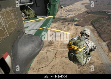 Soldaten der Mobile Pathfinder Kurs mit dem Fallschirm aus einem UH-60 Black Hawk Hubschrauber auf Malamute Drop-Zone, 23. Mai 2013. Mehr als 40 Soldaten ihre Fähigkeiten auf die Probe gestellt als Piloten und Crews vom 1. Bataillon, 207. Aviation Regiment, Alaska Army National Guard, Luftfahrt unterstützt. Die drei-Wochen-Kurs unter der Leitung von Kader von Headquarters und Headquarters Company, 1. Bataillon, 507. Fallschirm-Infanterie-Regiment (U.S. Army Pathfinder School), Fort Benning, Georgia, hat das Ziel in der Flugsicherung, medizinische Evakuierungsoperationen, Schlinge Ladevorgänge, Hubschrauber Stockfoto