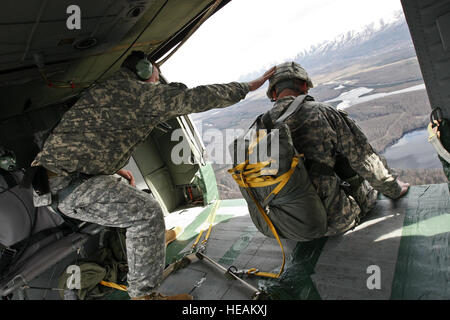 Sgt. 1. Klasse Raymond Lewandowski (links), Headquarters und Headquarters Company, 1. Bataillon, 507. Fallschirm-Infanterie-Regiment (U.S. Army Pathfinder School), Fort Benning, Georgia, gibt ein Soldat das Go von einem UH-60 Black Hawk Hubschrauber auf Malamute Drop-Zone, 23. Mai 2013, die Phase des Studiengangs Mobile Pathfinder Fallschirm zu springen. Mehr als 40 Soldaten ihre Fähigkeiten auf die Probe gestellt als Piloten und Crews vom 1. Bataillon, 207. Aviation Regiment, Alaska Army National Guard, Luftfahrt unterstützt. Die drei-Wochen-Kurs unter der Leitung von Kader von Hauptsitz und zentrale Co Stockfoto