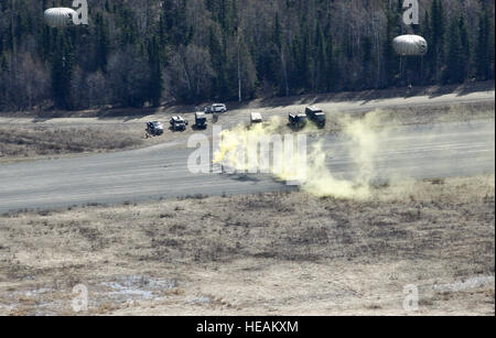 Mit Rauch zeigt Windrichtung bereiten Mobile Pathfinder Kurs nach Fallschirmspringen von UH-60 Black Hawk-Hubschrauber auf Malamute Drop-Zone, 23. Mai 2013 zu landen.  Über 40 Soldaten ihre Fähigkeiten auf die Probe gestellt als Piloten und Crews vom 1. Bataillon, 207. Aviation Regiment, Alaska Army National Guard, Luftfahrt unterstützt.  Die drei-Wochen-Kurs unter der Leitung von Kader von Headquarters und Headquarters Company, 1. Bataillon, 507. Fallschirm-Infanterie-Regiment (U.S. Army Pathfinder School), Fort Benning, Georgia, hat das Ziel in der Flugsicherung, medizinische Evakuierung Oper Stockfoto