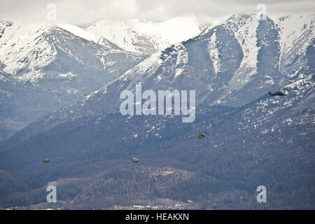 Ein UH-60 Black Hawk Hubschrauber liefert Soldaten auf Malamute Drop-Zone, 23. Mai 2013.  Über 40 Soldaten, die ihre Fähigkeiten auf die Probe gestellt, wie sie Fallschirm Tropfen mit Luftfahrt Unterstützung vom 1. Bataillon, 207. Aviation Regiment, Alaska Army National Guard, Mobile Pathfinder Kurs Unterricht durchzuführen.  Die drei-Wochen-Kurs unter der Leitung von Kader von Headquarters und Headquarters Company, 1. Bataillon, 507. Fallschirm-Infanterie-Regiment (U.S. Army Pathfinder School), Fort Benning, Georgia, Ziel, Air Traffic Control, medizinische Evakuierungsoperationen, Sling Ladevorgänge, hubsch Stockfoto