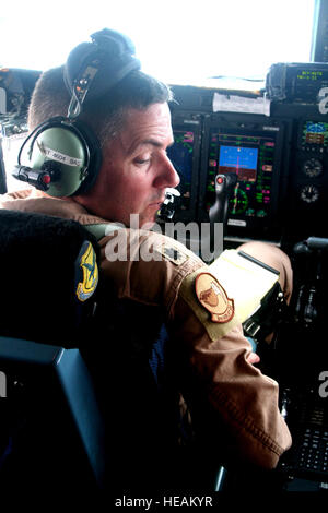 Oberstleutnant Thomas Loper, c-5 Piloten, Piloten eine C - 5 M Super Galaxy für eine Mission am 5. Juni 2011. Das Flugzeug wurde auf der Air Force erste Direktlieferung Luftbrücke Mission durch den Polarkreis von Dover Air Force Base, Del., nach Bagram Airfield, Afghanistan geflogen. Oberst Loper leitet den 436th Luftbrücke Flügel Mitarbeiter am Dover AFB.  (US Air Force Photo/Master Sergeant Scott T. Sturkol) Stockfoto