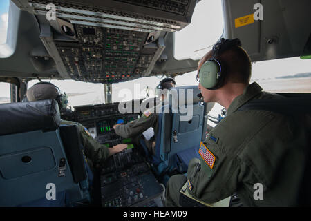 Piloten von Dover Air Force Base fliegen nach gemeinsamen Basis Charleston aus gemeinsamen Basis Andrews während Übung Mobilität Trost 17. August 2016. Mobilität Trost bietet Air Mobility Command, mit gemeinsamen Partnern, die Möglichkeit zur Bewertung der Protokolle und betrieblichen Abläufe Zügeltermine mehrere Patienten ausgesetzt oder mit TIS, bei gleichzeitiger Minimierung der Risiken für Flugpersonal, medizinische Betreuer und die Zelle auch mit Ebola infiziert. Das TIS ist eine modulare, skalierbare System, bestehend aus mindestens einer Isolierung Palette für Krankentransporte und Pflege, eine Palette als "Vorzimmer", Provi konfiguriert Stockfoto