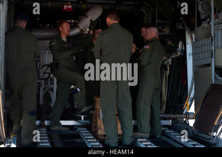 US Air Force Master Sgt. Lamont Wood, führt der zweite von links, ein Loadmaster mit 731st Airlift Squadron, eine modulare Airborne Fire Fighting System-Schulung während einer Zertifizierung und wiederkehrende Übung auf der Peterson Air Force Base, Colorado, 20. April 2012. MAFFS ist ein tragbares feuerhemmenden System, das auf c-130 Hercules-Flugzeuge zur Konvertierung in Luftbetankungsflugzeuge installiert werden kann. Militärische Einheiten MAFFS-zertifizierte partner mit Bundes-Land-Management-Agenturen bieten zusätzliche Tankflugzeuge zur Unterstützung des Brandschutzes Unterdrückung Bemühungen bundesweit.  Master Sergeant Adrian Cadiz) Stockfoto