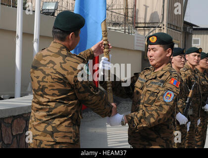 101015-A5816L-031: Oberstleutnant Dogva Dugarragchaa, rechts, mongolische Expeditionary Task Force (erreicht) II Commander übergibt aus dem Guidon an Oberst Batjargal, mongolische Expeditionary Task Force hochrangigen nationalen Vertreter, während einer Änderung der Befehl Zeremonie 15. Oktober 2010, am Camp Eggers in Kabul Afghanistan. Der erreicht III erreicht II zu ersetzen und bietet weiterhin eine Vielzahl von Missionen im Kabul Basis Cluster einschließlich Basis Sicherheits-Operationen, mentoring und afghanischen nationalen Sicherheitskräfte ausgebildet, und Reparatur von Hubschraubern.  Sgt. Rebecca Linder) Stockfoto