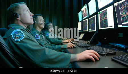 Oberstleutnant Tim Sands (v.l.), Kapitän Jon Smith und Oberstleutnant John Arnold überwachen ein simuliertes Tests am 16. April in der zentralen Control-Anlage auf der Eglin Air Force Base, Florida Sie nutzen die zentrale Steuerung, um elektronische Kriegsführung Mission Daten Flugerprobung zu überwachen. Teile ihrer Missionen können unter der neuen Air Force Cyber Command erweitern. Colonel Sands ist die 53. elektronische Kriegsführung Gruppe AFCYBER Übergang Teamchef, Kapitän Smith leitet den 36. Electronic Warfare Squadron Unterdrückung der Feind Luft Defensestest und Oberst Arnold ist der 36. Electronic Warfare Staffelkapitän. Kappe Stockfoto