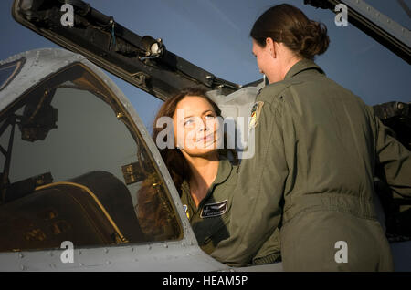 Capt Jennie Schoeck und Schauspielerin Moon Bloodgood trafen sich zum Interview mit den Medien in der Nähe eine a-10-Kämpfer, bei der Herstellung von Terminator: die Erlösung in Kirtland Air Force Base, NM am 18. Juli 2008.  Capt Schoeck ist 358 Fighter Squadron, Davis-Monthan Air Force Base zugeordnet, AZ war die a-10-Kämpfer-Berater für die Produktion. Moon Bloodgood schildert eine Blei-Widerstand-Pilot im Film. Die 358th Fighter Squadron ist, dass die Air Force nur Aktivaufgabe A/OA-10A formale Ausbildung Einheit der 358th FS alle formellen Kurs gerichtet Flugzeuge Übergang, Tag/Nacht-Waffen und Taktiken e führt Stockfoto