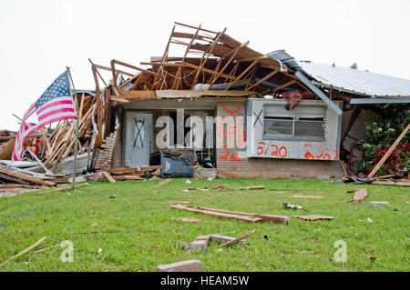 Ein Haus zeigt Sprühfarbe Markierungen links von Such- und Rettungsdienst-Teams nach einem verheerenden Tornado, Moore, Oklahoma, 23. Mai 2013. Die Stadt von Moore nahm einen Volltreffer aus einer tödlichen Tornado am 20. Mai 2013. (Staff SGT Caroline Hayworth Stockfoto