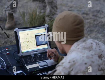 Marine Lance Cpl. William Thornton, 1. ANGLICO vorwärts Beobachter von San Bernardino, Kalifornien, nutzt den remote-Laptop-Link der RQ-11 b Raven, 9. Oktober 2013, nächster Creek Saylor. Während der Berg Roundup, ist Teil der deutschen Luftwaffe Tornado Kämpfer Waffen Instructor Kurs Missionsphase Beschäftigung nutzen 1. ANGLICO Marines das System vor vorwärts Feuer-Teams.  Senior Airman Benjamin Sutton /) Stockfoto