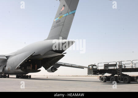 Flieger bereiten, Versorgungsgüter und Ausrüstungsgegenstände aus einer C - 5 M Super Galaxy Kandahar airfield, Afghanistan, 19. September 2013 zu entladen. Flieger vom 451st Expeditionary Logistik Bereitschaft Squadron Antenne Anschluss Flug verschieben Sie alle Arten von Fracht mit militärischen und zivilen Flugzeugen, um USA und Koalition Truppen in Afghanistan zu liefern. (US Air Force Fotostory / Senior Airman Jack Sanders) Stockfoto