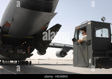 Flieger vom 451st Expeditionary Logistik Bereitschaft Squadron Antenne Anschluss Flug vorbereiten, Versorgungsgüter und Ausrüstungsgegenstände aus einer C - 5 M Super Galaxy Kandahar airfield, Afghanistan, 19. September 2013 zu entladen. Wie NATO-Truppen aus Afghanistan retrograde vorbereiten, hat der 451st ELRS Antenne Anschluss Flug Operationen, Engpässe in bewegten Ladung aus Afghanistan zu verhindern hochgefahren. (US Air Force Fotostory / Senior Airman Jack Sanders) Stockfoto