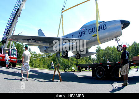 Eine f-86-Kämpfer mit Kennzeichnungen von der North Carolina Air National Guard, wurde setzen Sie wieder in seine Position neben dem Haupteingang des 145. Airlift Wing Prominenz am Charlotte Douglas International Airport, 29. September 2011. Das historische Flugzeug für einige Wartungsarbeiten und Touch-Ups gegangen vor der Rückkehr in seine Barsch. ) Stockfoto