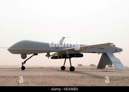 Ein MQ-1 b Predator, die unbemannte Flugzeuge aus den 361. Expeditionary Reconnaissance Squadron 9.Juli von Ali Base, Irak, zur Unterstützung der Operation Iraqi Freedom auszieht. Durch den Einsatz von erweiterten Funktionen, fokussierte Lehre und ausführliches Training bietet das Raubtier integrierte und synchronisierte enge Luft Kampfhandlungen, um Intelligenz, Überwachung und Aufklärung erweitert. Techn. Sgt. Sabrina Johnson) Stockfoto