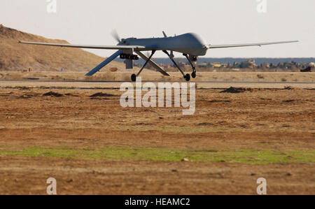 Ein uns Air Force (USAF) MQ-1 Predator mit einer AGM-114 Hellfire-Raketen bewaffnet und zugewiesen, 46. Expeditionary Reconnaissance Squadron (ERS), taxis um die Start-und Landebahn am Tallil Air Base (AB), Irak, zur Unterstützung der OPERATION IRAQI FREEDOM. Stockfoto