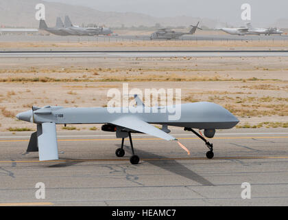 KANDAHAR Flugplatz, Afghanistan - A MQ-1 Predator Unmanned Aerial Fahrzeug bereitet sich auf auf einer Mission zur Unterstützung der Operation Enduring Freedom ausziehen. (US Air Force von Master Sgt. Demetrius Lester) Stockfoto