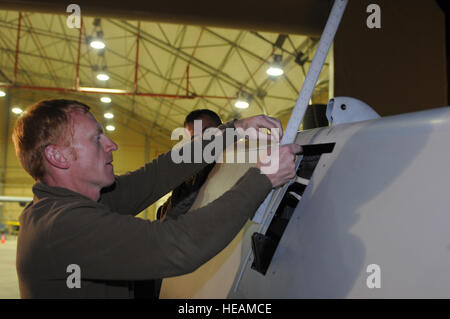 Royal Air Force Senior Aircraftsman Jay Murcott, 451st Expeditionary Wartung Geschwader je montiert Teil eines Flügels der MQ-9 Reaper vor dem Entladen aus einem Versandbehälter 18. Oktober 2013, Kandahar airfield, Afghanistan. Die MQ-9 wird hier gebaut und entladen.  Senior Airman Jack Sanders) Stockfoto