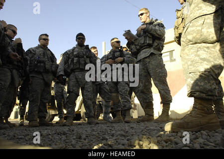 US-Armeesoldaten mit 4. Zug, D Company, 2. Bataillon, 12. Infanterie-Regiment, 2. Brigade, 2. Infanterie-Division, aus Fort Carson, Colorado, führen eine Pre-mission kurze auf vorwärts Operating Base Falcon befindet sich im südlichen Bagdad, Irak, 13. August. Stockfoto