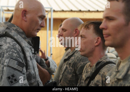 249. Ingenieure Bravo Firma Staff Sgt Andrew Howard von Saginaw, Michigan, erhält eine Münze von Multi-National Force - Irak-Kommandeur General Raymond T. Odierno während seines Besuches in Joint Security Station Sadr City in Sadr City District von Bagdad, am 18. September 2008. Stockfoto